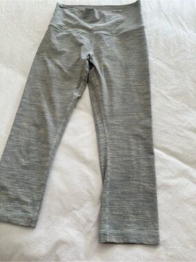 lululemon athletica Heathered Light Gray Capri Leggings, size 8